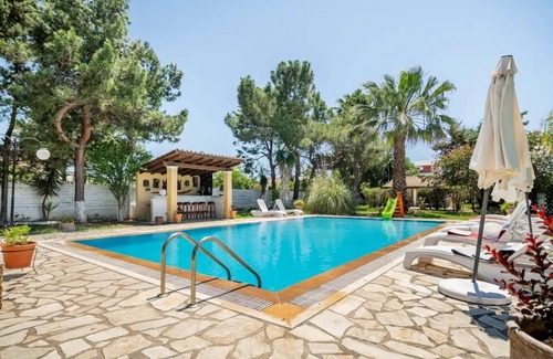 Ag. Georgios Apartment | Apartment 'Iris One-Bedroom Bungalow' with Shared Pool, Wi-Fi and Air Conditioning