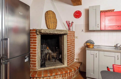 Barberino di Mugello Apartment | Apartment 'Il Portichetto' with Shared Pool, Wi-Fi and Air Conditioning