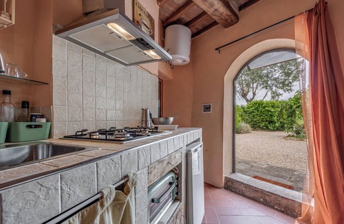 Montelupo Fiorentino Apartment | Apartment 'Depandance Con Giardino' with Shared Garden, Wi-Fi and Air Conditioning