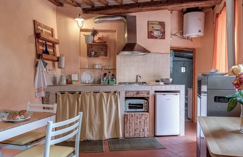 Montelupo Fiorentino Apartment | Apartment 'Depandance Con Giardino' with Shared Garden, Wi-Fi and Air Conditioning