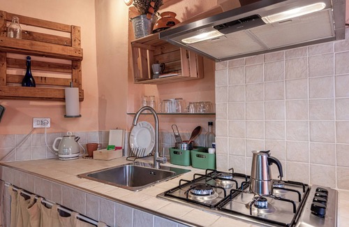 Montelupo Fiorentino Apartment | Apartment 'Depandance Con Giardino' with Shared Garden, Wi-Fi and Air Conditioning