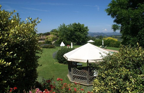 Montone Apartment | Apartment in Montone with Pool & Garden