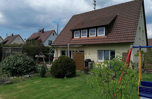Moessingen Apartment | Apartment 'Kirsch-kern' with Balcony and Wi-Fi