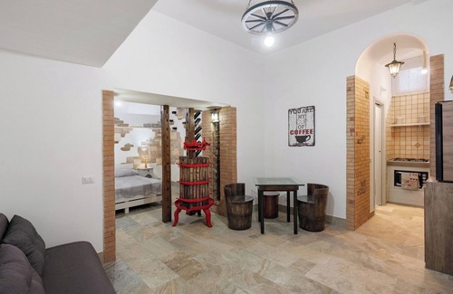 Piazza-Tralia-Pendolo Apartment | Apartment 'La Cantina Di Alba E Tramonto' with Wi-Fi and Air Conditioning