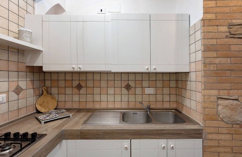Piazza-Tralia-Pendolo Apartment | Apartment 'La Cantina Di Alba E Tramonto' with Wi-Fi and Air Conditioning