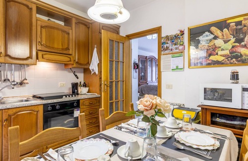 Capanne-Prato-Cinquale Apartment | Apartment 'La Casa Di Mihaela In Versilia' with Mountain View, Balcony and Wi-Fi