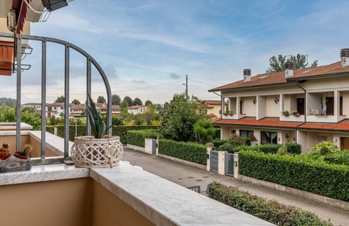 Capanne-Prato-Cinquale Apartment | Apartment 'La Casa Di Mihaela In Versilia' with Mountain View, Balcony and Wi-Fi