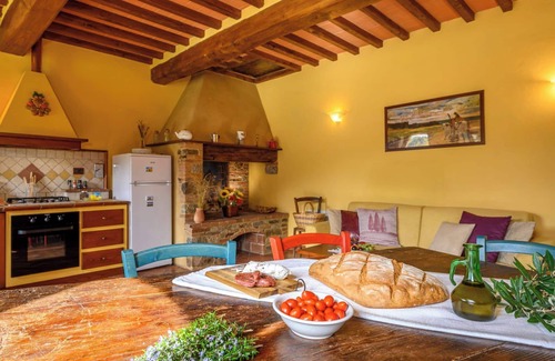 Pomarance Apartment | Apartment 'La Casa' with Shared Pool, Private Garden and Wi-Fi