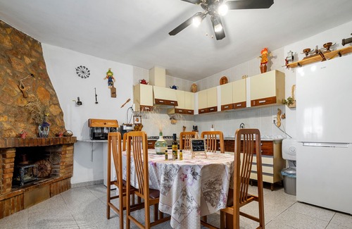 Amposta Ski Chalet | Apartment 'La Caseta Dels Iaios' with Private Terrace, Wi-Fi and Air Conditioning