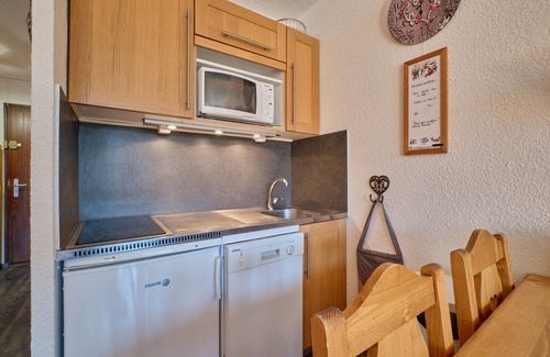 Les Deux Alpes Apartment | Apartment "La Montagne" with Mountain View, Balcony and Wi-Fi
