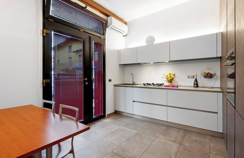 Porlezza Apartment | Apartment 'La Sartoria' with Wi-Fi and Air Conditioning