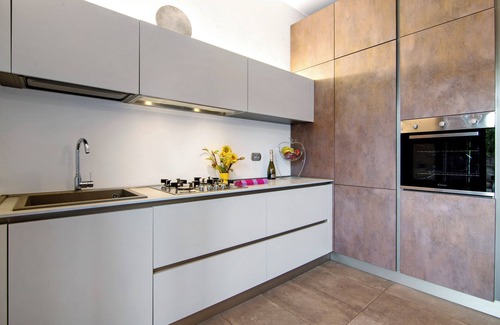 Porlezza Apartment | Apartment 'La Sartoria' with Wi-Fi and Air Conditioning
