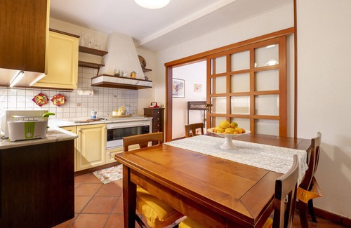 Palmariggi Apartment | Apartment 'La Terra Di Mezzo' with Balcony, Wi-Fi and Air Conditioning
