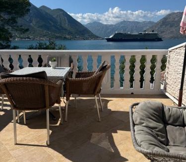 Dobrota Apartment | Apartment LANA on the seashore