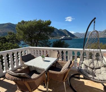 Dobrota Apartment | Apartment LANA on the seashore