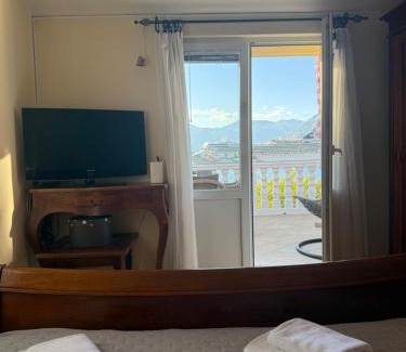 Dobrota Apartment | Apartment LANA on the seashore