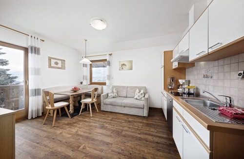 Caines Apartment | Apartment "Langeshof - Abendrot" with Mountain View, Wi-Fi, Balcony & Garden