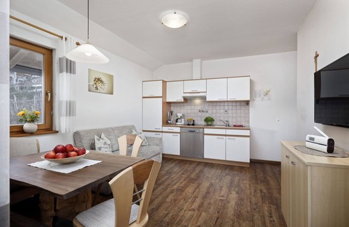 Caines Apartment | Apartment "Langeshof - Abendrot" with Mountain View, Wi-Fi, Balcony & Garden