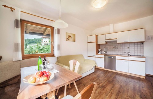 Caines Apartment | Apartment "Langeshof - Abendrot" with Mountain View, Wi-Fi, Balcony & Garden