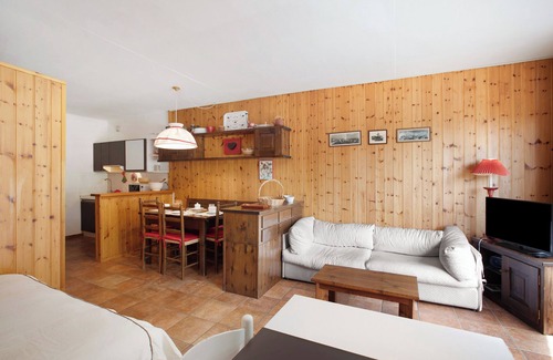 Gressan Apartment | Apartment 'Larice' with Mountain View, Private Terrace and Shared Garden