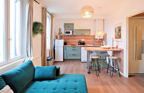 Perigueux Apartment | Apartment 'Le Relais Des Depeches' with Wi-Fi