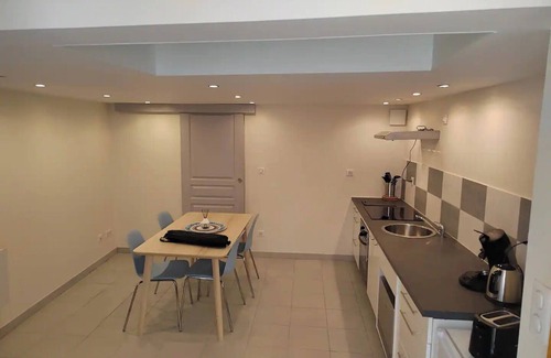 Perigueux Apartment | Apartment 'Le Triplex De L'union' with Wi-Fi