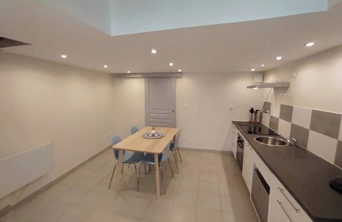 Perigueux Apartment | Apartment 'Le Triplex De L'union' with Wi-Fi