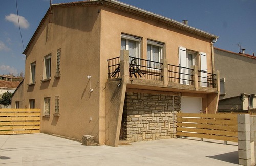 Saint-Salvayre Apartment | Apartment "Les voyages de Romane" with balcony.