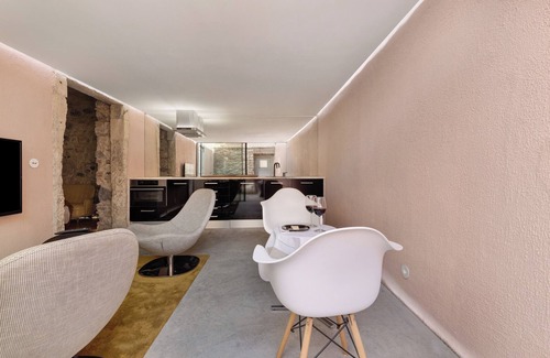 Alcantara Apartment | Apartment 'LxFactory Terrace Lisbon Loft' with Terrace & Wi-Fi