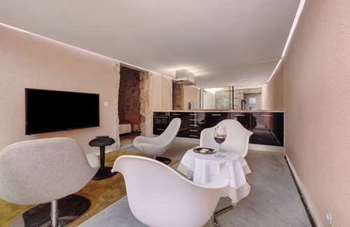 Alcantara Apartment | Apartment 'LxFactory Terrace Lisbon Loft' with Terrace & Wi-Fi