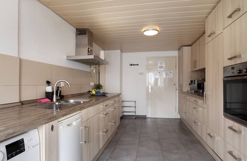 Neckarhausen Apartment | Apartment 'M B Homes Nürtingen' with Wi-Fi