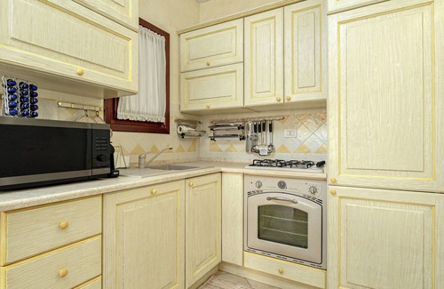 Golfo Aranci Apartment | Apartment 'Mazzini' with Sea View, Wi-Fi and Air Conditioning