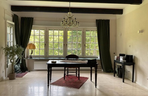 Weilrod Apartment | Apartment 'Mensch Zeit Pferd' with Shared Terrace and Wi-Fi