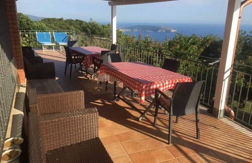 Pisciotta Apartment | Apartment 'Mimosa' with Sea View, Wi-Fi and Air Conditioning