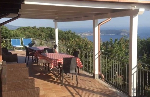 Pisciotta Apartment | Apartment 'Mimosa' with Sea View, Wi-Fi and Air Conditioning
