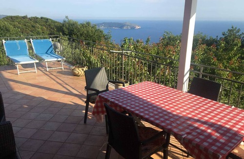 Pisciotta Apartment | Apartment 'Mimosa' with Sea View, Wi-Fi and Air Conditioning