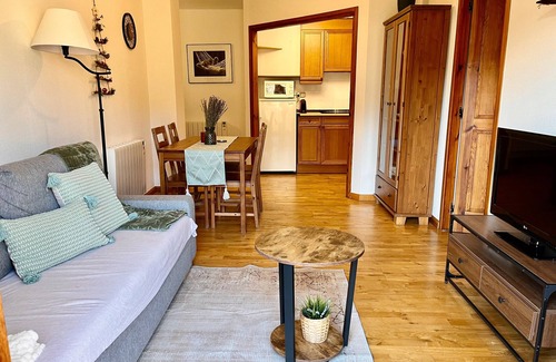 Taull Apartment | Apartment 'Mirador de la Neu' with Mountain View, Shared Garden and Balcony