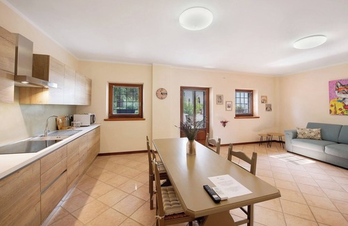 Montioni Apartment | Apartment 'Mono Garden Colombare Teboi' with Mountain View, Wi-Fi and Air Conditioning