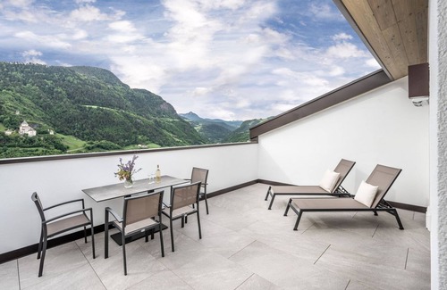 Barbiano Apartment | Apartment 'Müller' with Mountain View, Shared Pool and Wi-Fi