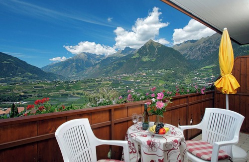 Schenna Apartment | Apartment "Mutspitz Rainegg" with Mountain View, Wi-Fi, Garden & Balcony