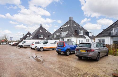Offingawier Apartment | Apartment near Sneekermeer with Marina Access, cleaning included