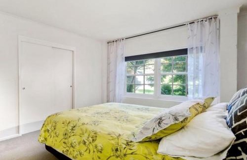Maungatapu Apartment | Apartment near the water