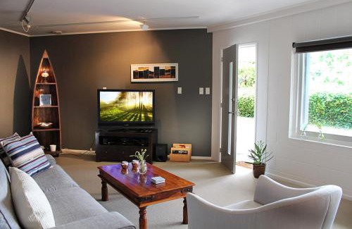 Maungatapu Apartment | Apartment near the water