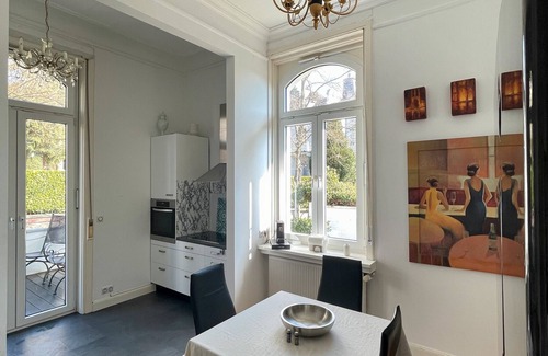 Wiesbaden Apartment | Apartment 'Nero' with Balcony and Wi-Fi