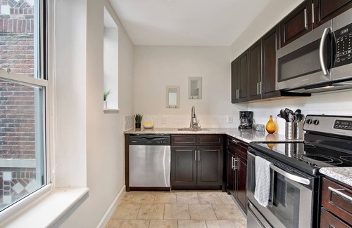 DeBaliviere Place Apartment | Apartment next to Forest Park/WashU/Hospital pets welcome ask about monthly rate