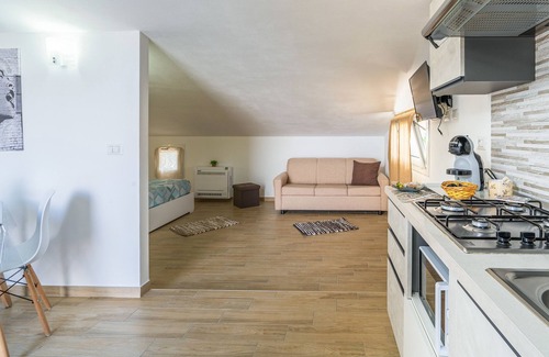 Fontane Bianche Apartment | Apartment 'Nord In Villa Sele' with Shared Pool, Wi-Fi and Air Conditioning