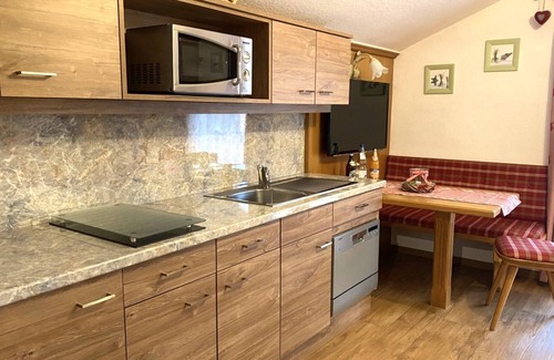 Kruen Apartment | Apartment 'Nr. 2 Karwendel' with Mountain View, Balcony and Wi-Fi