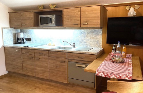 Kruen Apartment | Apartment 'Nr. 2 Karwendel' with Mountain View, Balcony and Wi-Fi