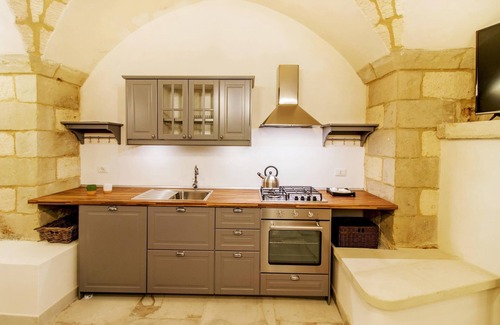 Giuggianello Apartment | Apartment 'Oikia Giuggianello Le Bey Elsa' in Puglia with Wi-Fi, A/C & Shared Garden