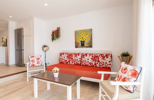 Cala Ferrera Apartment | Apartment 'Ola De Mar' with Shared Pool, Wi-Fi and Air Conditioning